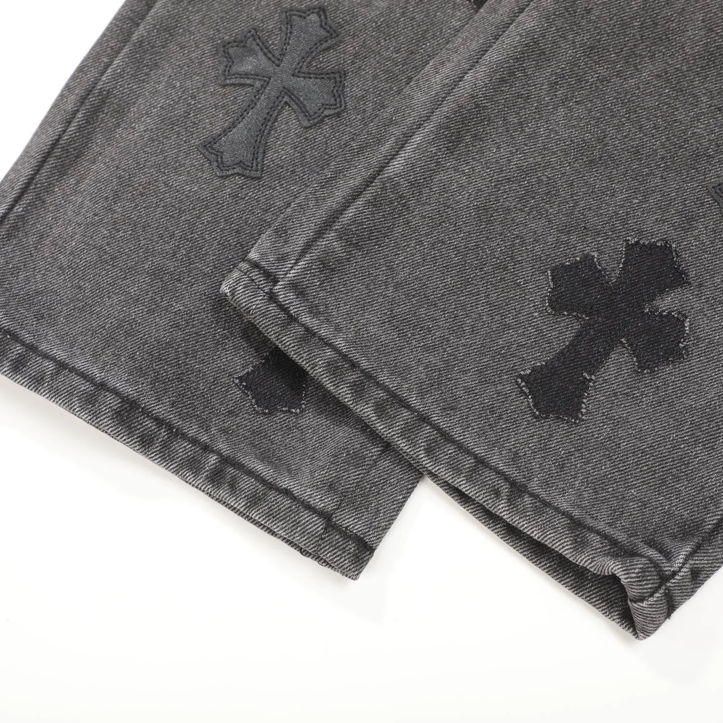 P300 CH Chromehearts black cross-stitched leather black and gray heavy-duty cow king jeans, cabinet price 74W level, patchwork cross pattern embellishment, washed jeans! ! An absolutely high-end luxury product, a 1.9W-level god-level single product, a super popular product, made by top heavy industry, a magic weapon that cannot be missed! [About Zangyin] This is an extremely luxurious fashion brand that can also be called the aristocracy of the high street. It has always been an exclusive brand for some hipsters or rich second generations. Compared with ordinary high streets, it is more luxurious and noble. Compared with luxury brands, it is more fashionable and individual. It has always been a brand that I have a special liking for. [Top heavy industry fashion design] Consistently high-street luxury style. Speaking of this style, the Zangyin family and GU family are definitely the leading representative brands. Especially the Zangyin family has really achieved a state-of-the-art effect in creating high-street style. The unique washed material is used to create this style. The color system is already quite eye-catching. After it is decorated with patchwork cross flowers, it cleverly highlights the charm of the brand. Secondly, this style uses classic The high-waist cutting design highlights the long legs and fashionable temperament of the upper body. The brand is highly recognizable and the slim fit configuration is more suitable for daily wear. It is a product that interprets personality, fashion, and specifications at a glance. This single product is enough to make any fan excited. It can be a white T-shirt for a youthful college style, or a tight suspender for a royal style. It has strong matching ability and can be easily controlled by men.  [Materials and craftsmanship] Needless to say, this point goes without saying. As an excellent craftsman brand, Zangyin’s requirements for details and craftsmanship are really perfect. The washed color of this model has gone through so many processes, not to mention the embellishment of denim appliques. It is also purely hand-made and sewn. Just like what they believe in, only hand-made things have soul and have the meaning of wear. A top-notch heavy-duty fashionable denim item, I look forward to your perfect interpretation! !  Color: black gray Size: 28-36